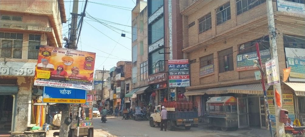 फोटो संख्या:52- सिनेमा रोड पर पोल पर लगे होर्डिंग्स--संवाद