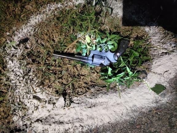 गुरु सेवक की फाइल फोटो व मुठभेड़ स्थल से बरामद आरोपी की कार व रिवॉल्वर।