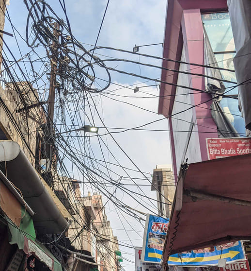 कैला भट्टा में गली में लटके बिजली के तार। संवाद कैला भट्टा में गली में लटके बिजली के तार। संवाद