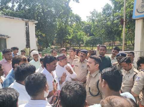 राहत राशि से वंचित किसान सड़क पर उतरे