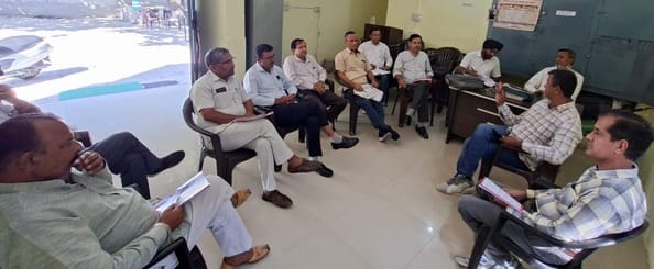 कुरुक्षेत्र। बैठक में हिस्सा लेते शिक्षक संघ के प्रधान व अन्य सदस्य। स्वयं