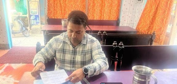 कुरुक्षेत्र। मिठाई के सैंपल भरते फूड सेफ्टी ऑफिसर डॉ. अमित कुमार। स्वयं कुरुक्षेत्र। मिठाई के सैंपल भरते फूड सेफ्टी ऑफिसर डॉ. अमित कुमार। स्वयं
