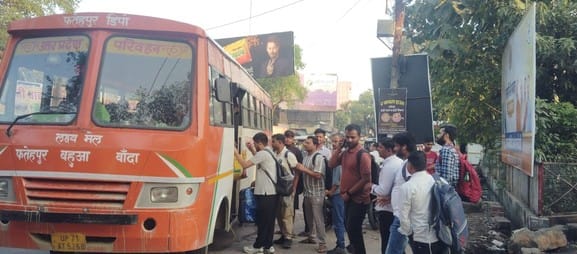खानकाह इंटर कालेज में परीक्षार्थियों की आइरिश स्कैनिंग करते कर्मचारी। संवाद खानकाह इंटर कालेज में परीक्षार्थियों की आइरिश स्कैनिंग करते कर्मचारी। संवाद