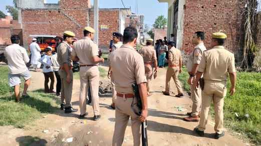 खतौली में पटाखों से हुए धमाके बाद छत पर फैले पटाखों के कागज। संवाद खतौली में पटाखों से हुए धमाके बाद छत पर फैले पटाखों के कागज। संवाद