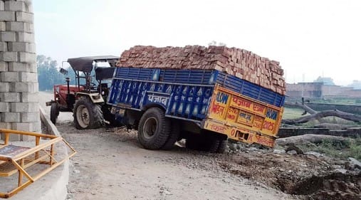 खुटार में ओवरब्रिज के पास पलटा पड़ा ट्रक। संवाद खुटार में ओवरब्रिज के पास पलटा पड़ा ट्रक। संवाद