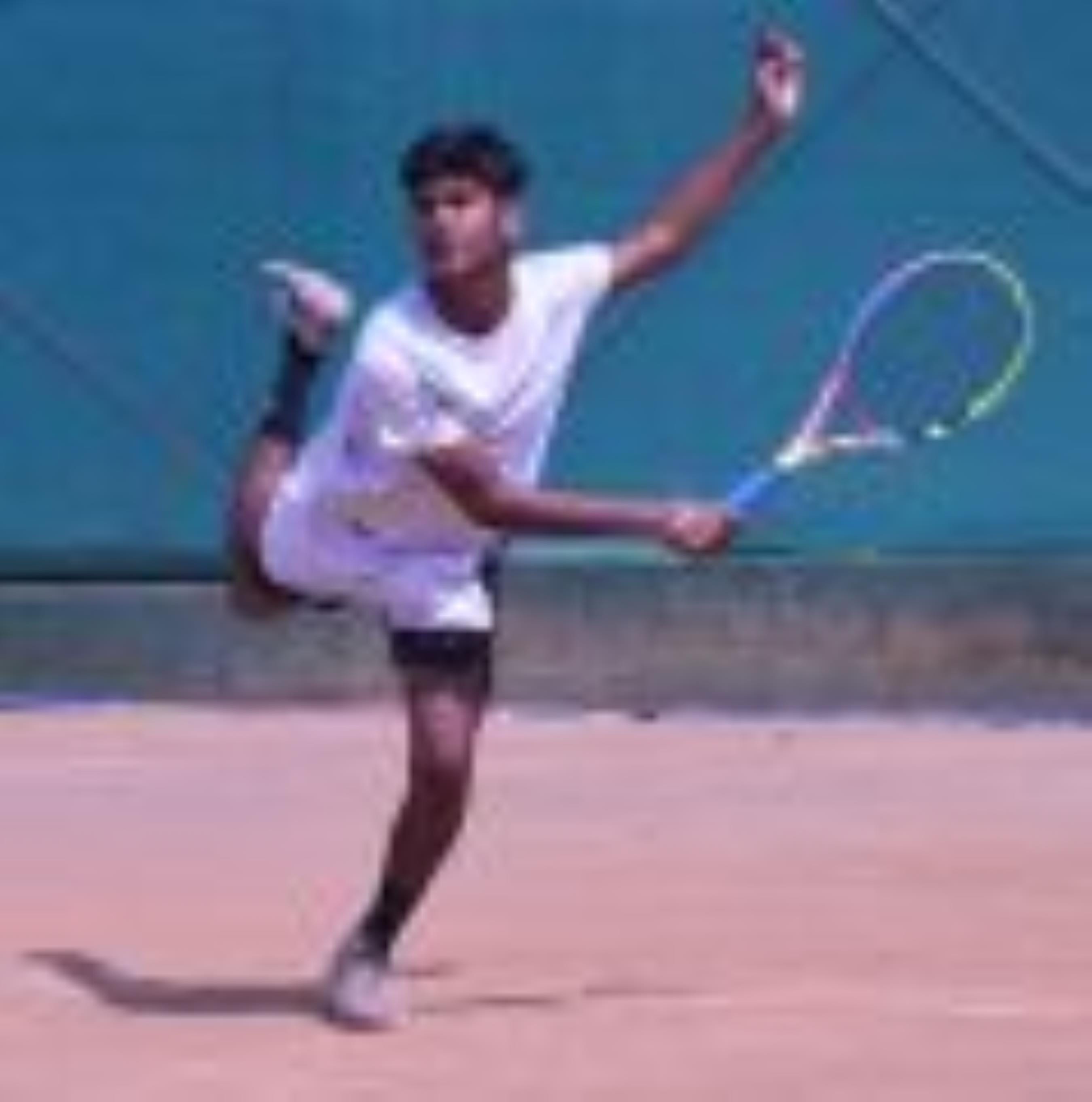 ला-मार्टीनियर टेनिस फैसिलिटी में आयोजित टूर्नामेंट में खेल दिखाते टेनिस खिलाड़ी।