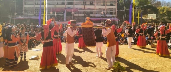 लोअर कोटी स्कूल जिला स्तरीय कब्बडी प्रतियोगिता में भाग ले रही छात्रांए लोअर कोटी स्कूल जिला स्तरीय कब्बडी प्रतियोगिता में भाग ले रही छात्रांए