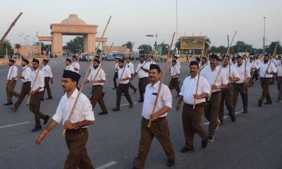 लखनऊ की 411 बस्तियों में निकाला गया पथ संचलन लखनऊ की 411 बस्तियों में निकाला गया पथ संचलन