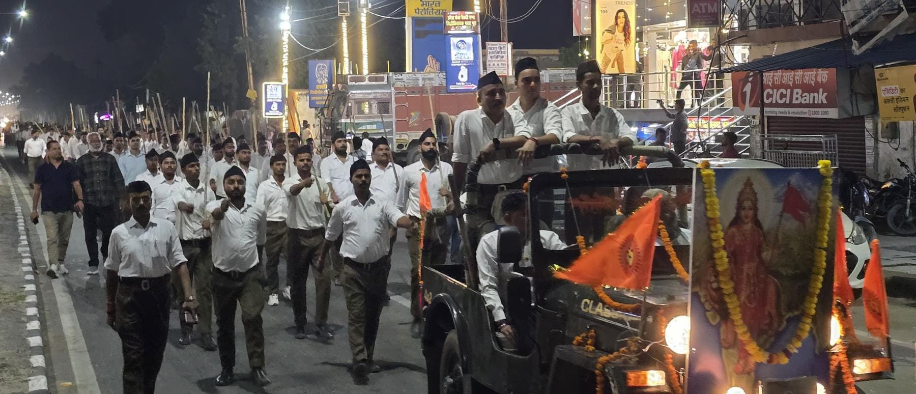 लखनऊ की 411 बस्तियों में निकाला गया पथ संचलन लखनऊ की 411 बस्तियों में निकाला गया पथ संचलन
