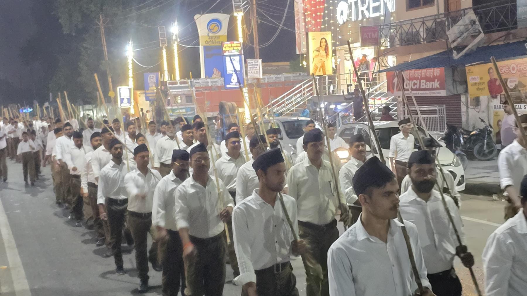 लखनऊ की 411 बस्तियों में निकाला गया पथ संचलन लखनऊ की 411 बस्तियों में निकाला गया पथ संचलन