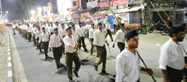 लखनऊ की 411 बस्तियों में निकाला गया पथ संचलन लखनऊ की 411 बस्तियों में निकाला गया पथ संचलन