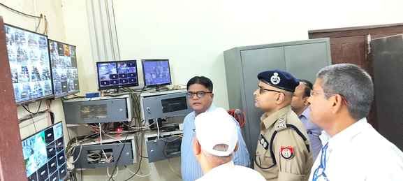 परीक्षा केंद्र का निरीक्षण कर बाहर निकलते डीएम, एसपी।