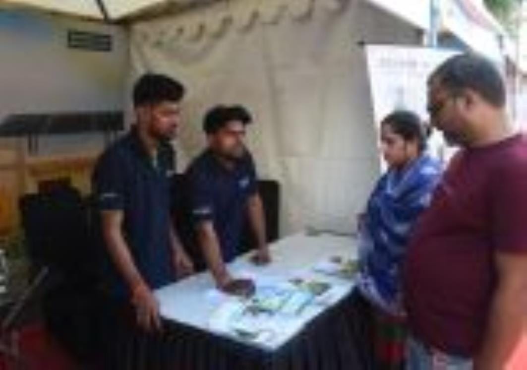 प्रॉपर्टी एंड ऑटो एक्सपो में लगे स्टॉलों पर पूछताछ करते लोग। प्रॉपर्टी एंड ऑटो एक्सपो में लगे स्टॉलों पर पूछताछ करते लोग।