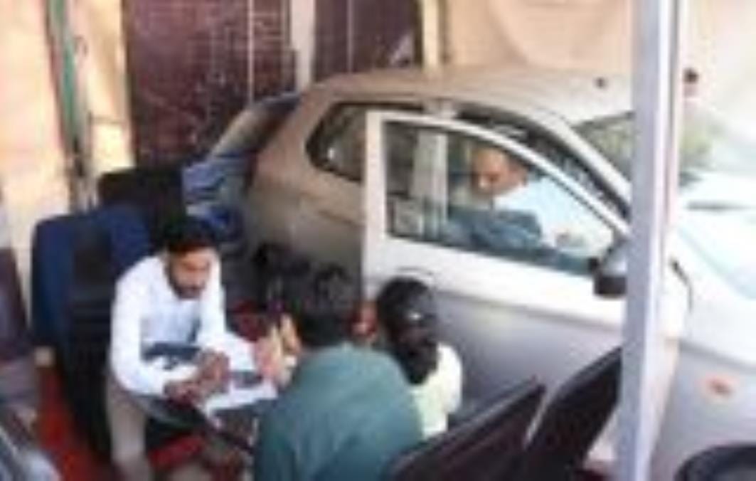 प्रॉपर्टी एंड ऑटो एक्सपो में लगे स्टॉलों पर पूछताछ करते लोग। प्रॉपर्टी एंड ऑटो एक्सपो में लगे स्टॉलों पर पूछताछ करते लोग।