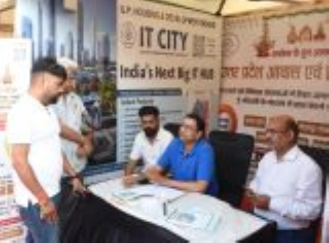 प्रॉपर्टी एंड ऑटो एक्सपो में लगे स्टॉलों पर पूछताछ करते लोग। प्रॉपर्टी एंड ऑटो एक्सपो में लगे स्टॉलों पर पूछताछ करते लोग।