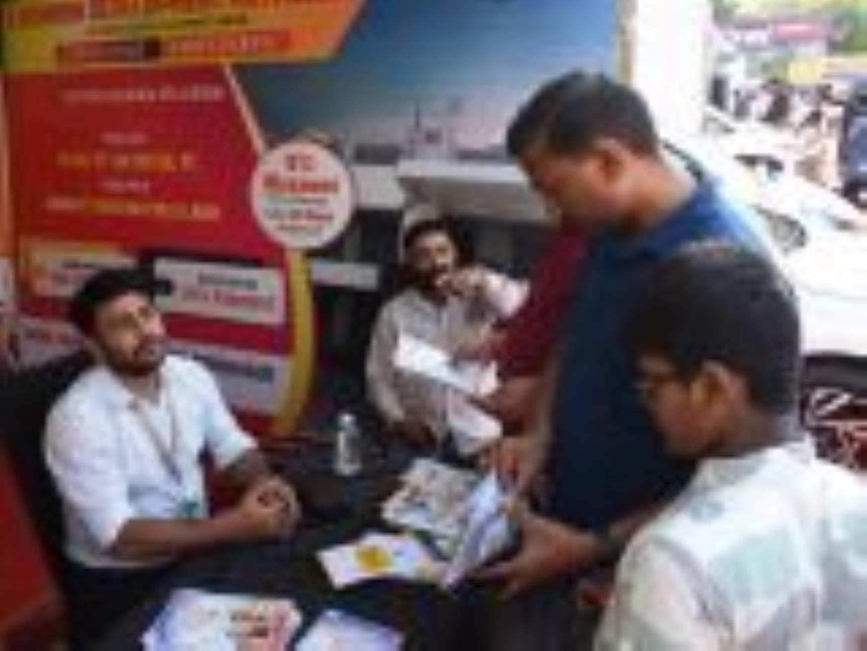 प्रॉपर्टी एंड ऑटो एक्सपो में लगे स्टॉलों पर पूछताछ करते लोग। प्रॉपर्टी एंड ऑटो एक्सपो में लगे स्टॉलों पर पूछताछ करते लोग।