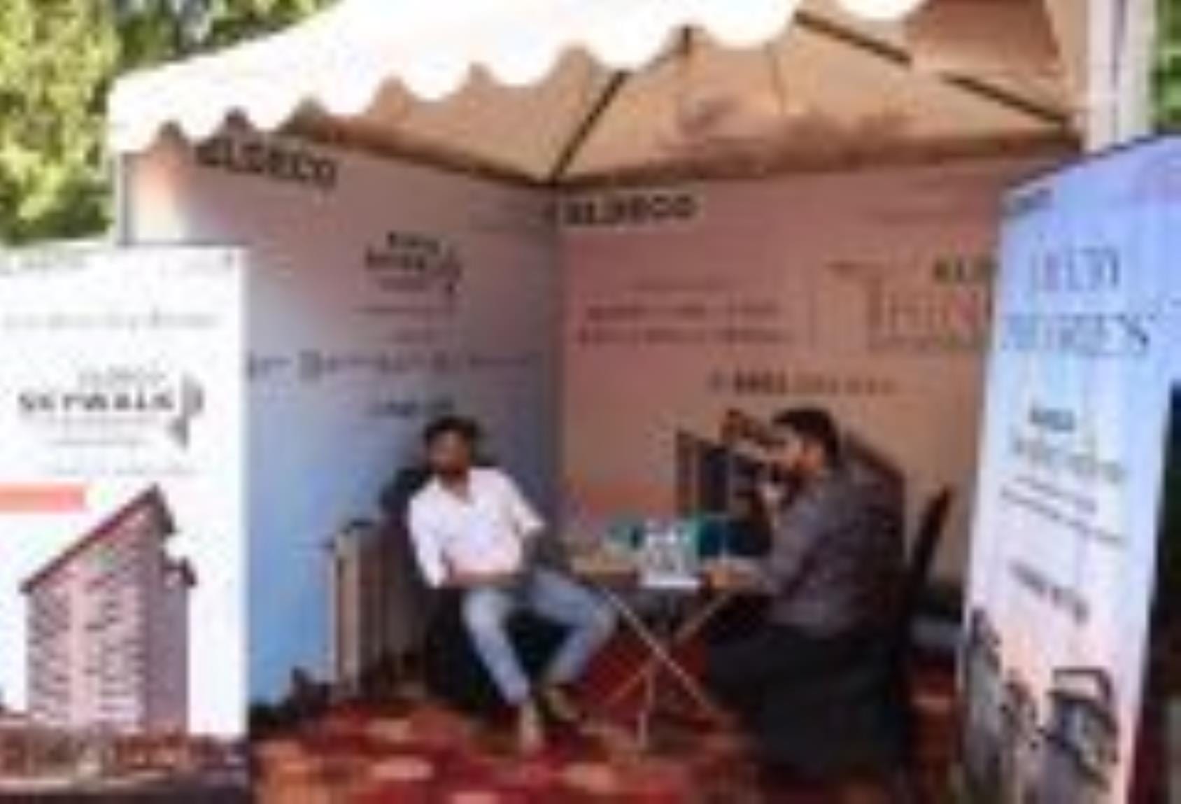 प्रॉपर्टी एंड ऑटो एक्सपो में लगे स्टॉलों पर पूछताछ करते लोग। प्रॉपर्टी एंड ऑटो एक्सपो में लगे स्टॉलों पर पूछताछ करते लोग।