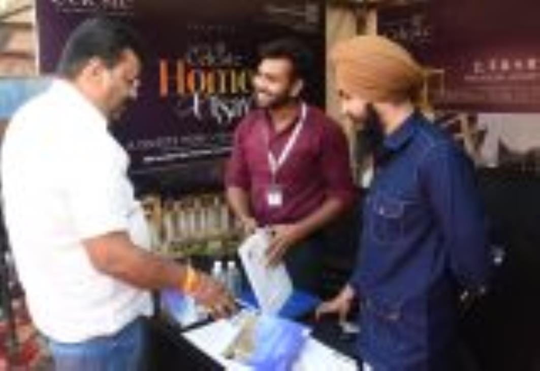 प्रॉपर्टी एंड ऑटो एक्सपो में लगे स्टॉलों पर पूछताछ करते लोग। प्रॉपर्टी एंड ऑटो एक्सपो में लगे स्टॉलों पर पूछताछ करते लोग।