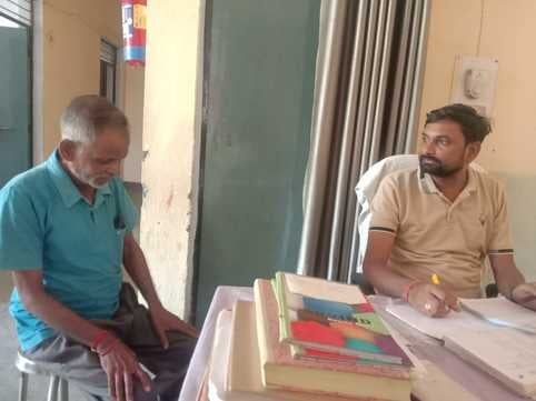 प्राथमिक स्वास्थ्य केंद्र खमरिया पंडरी पर दवा वितरण करते फीजियो थेरपोसिस्ट। संवाद प्राथमिक स्वास्थ्य केंद्र खमरिया पंडरी पर दवा वितरण करते फीजियो थेरपोसिस्ट। संवाद