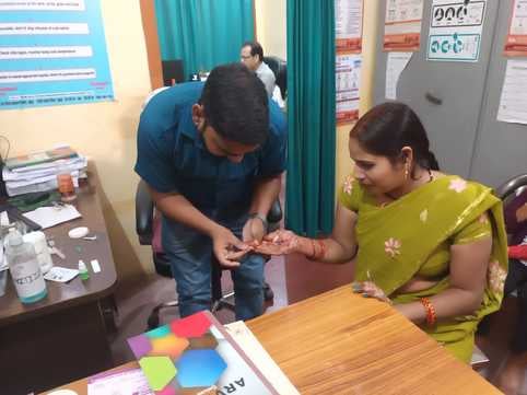 प्राथमिक स्वास्थ्य केंद्र खमरिया पंडरी पर दवा वितरण करते फीजियो थेरपोसिस्ट। संवाद प्राथमिक स्वास्थ्य केंद्र खमरिया पंडरी पर दवा वितरण करते फीजियो थेरपोसिस्ट। संवाद