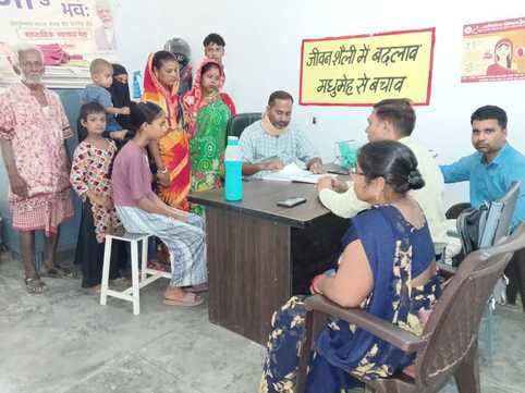 प्राथमिक स्वास्थ्य केंद्र खमरिया पंडरी पर दवा वितरण करते फीजियो थेरपोसिस्ट। संवाद प्राथमिक स्वास्थ्य केंद्र खमरिया पंडरी पर दवा वितरण करते फीजियो थेरपोसिस्ट। संवाद