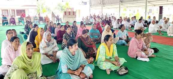 प्रवचन करतीं साध्वी सुमान्या भारती व अन्य। प्रवक्ता