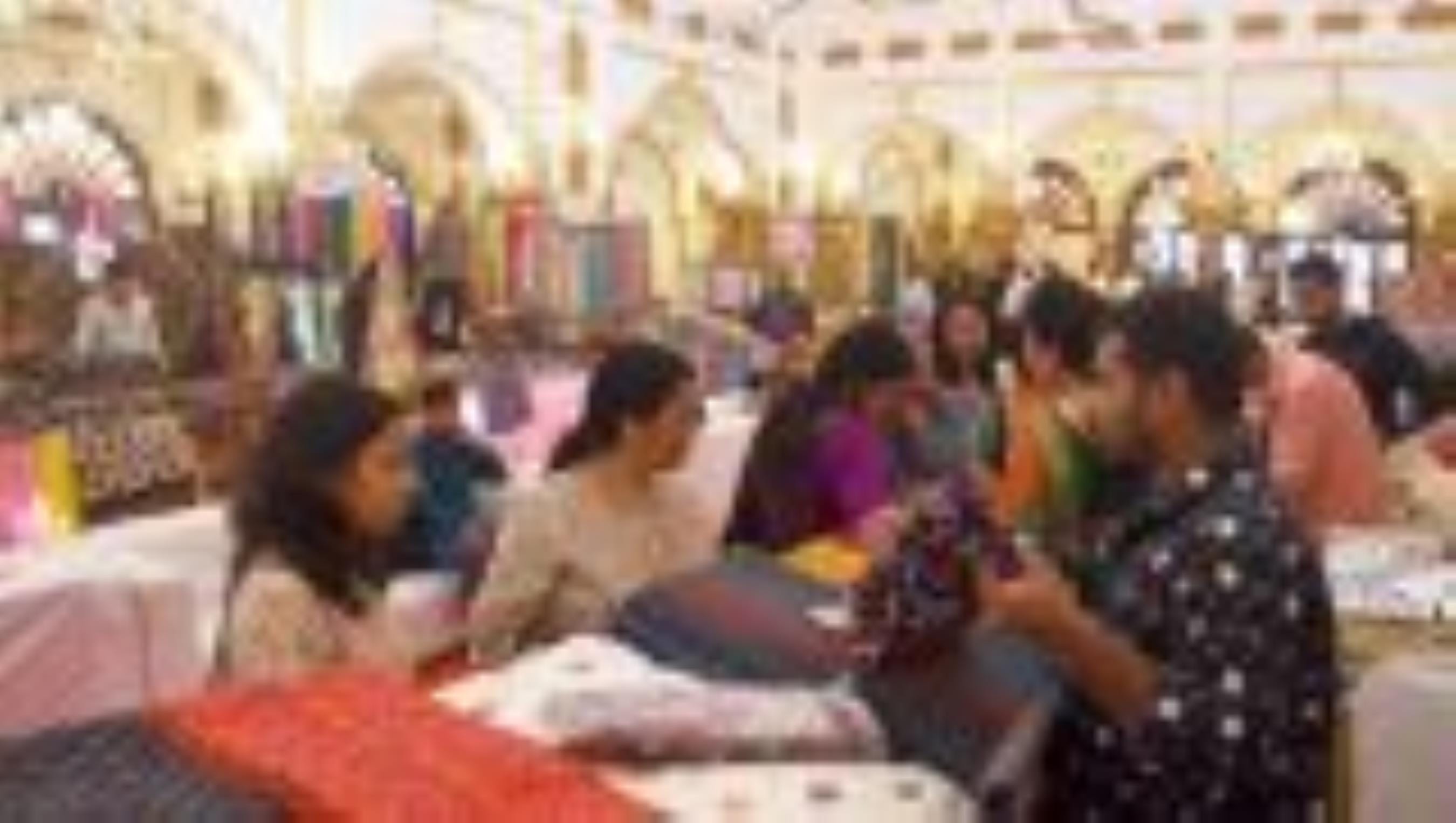 पीतल की बुद्ध की मूर्ति 2.5 लाख की, चंदेरी साड़ियाें पर फिदा महिलाएं