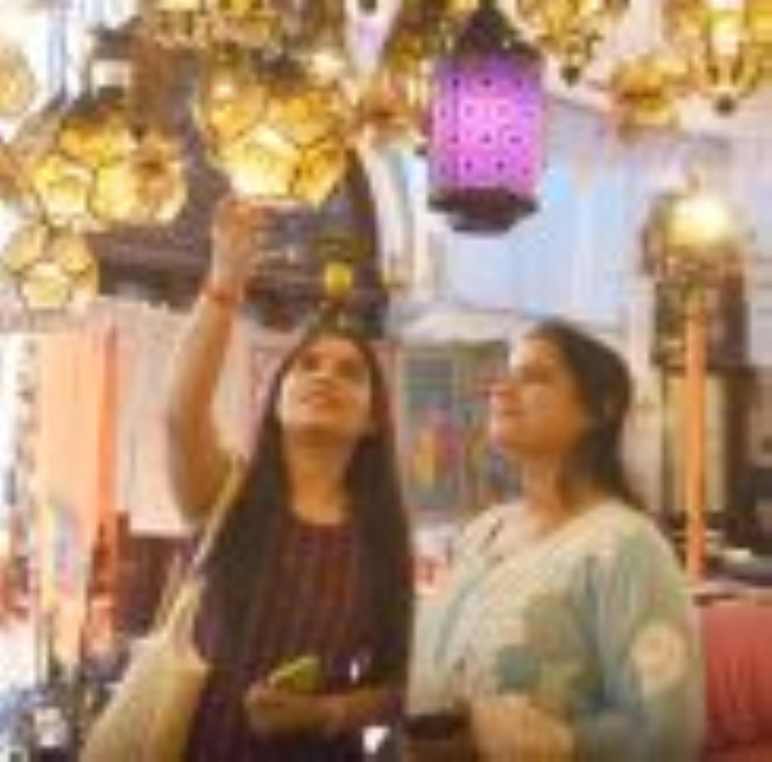 पीतल की बुद्ध की मूर्ति 2.5 लाख की, चंदेरी साड़ियाें पर फिदा महिलाएं