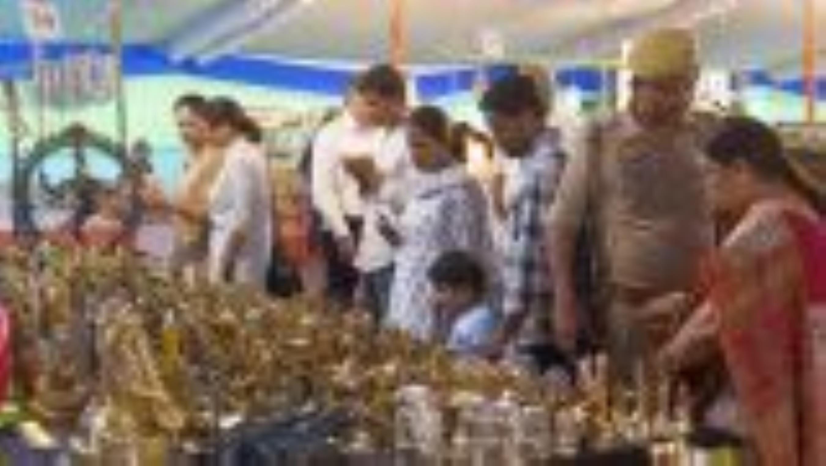 पीतल की बुद्ध की मूर्ति 2.5 लाख की, चंदेरी साड़ियाें पर फिदा महिलाएं