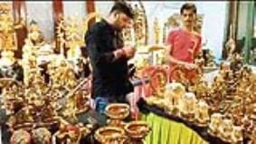 पीतल की बुद्ध की मूर्ति 2.5 लाख की, चंदेरी साड़ियाें पर फिदा महिलाएं