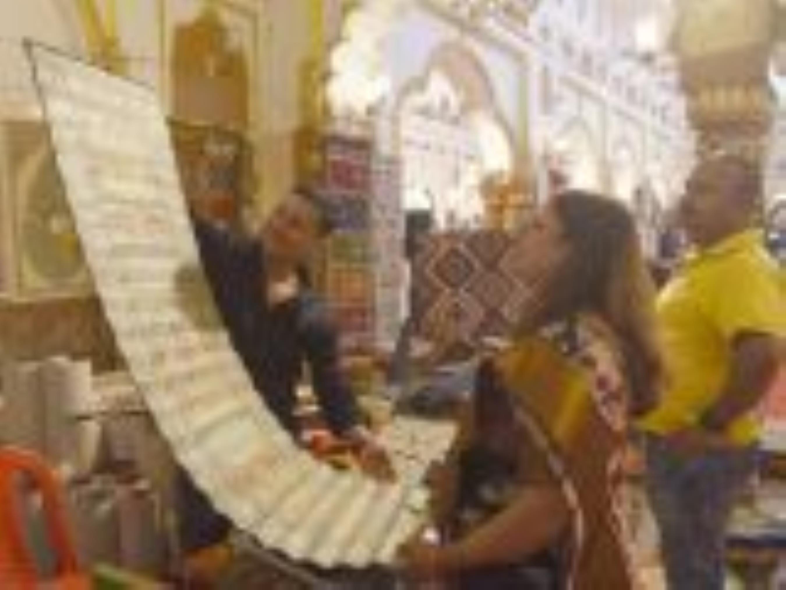 पीतल की बुद्ध की मूर्ति 2.5 लाख की, चंदेरी साड़ियाें पर फिदा महिलाएं