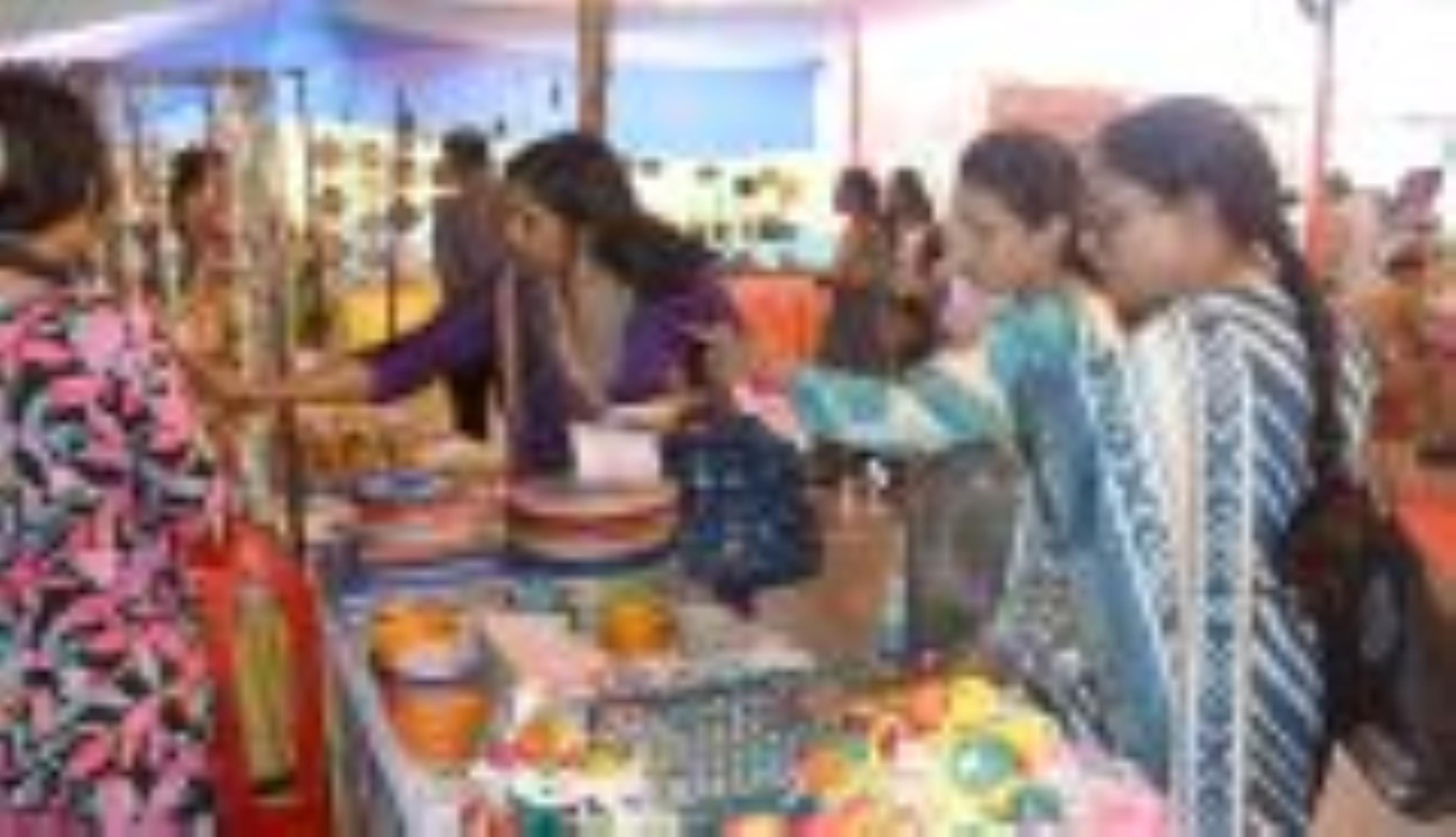 पीतल की बुद्ध की मूर्ति 2.5 लाख की, चंदेरी साड़ियाें पर फिदा महिलाएं