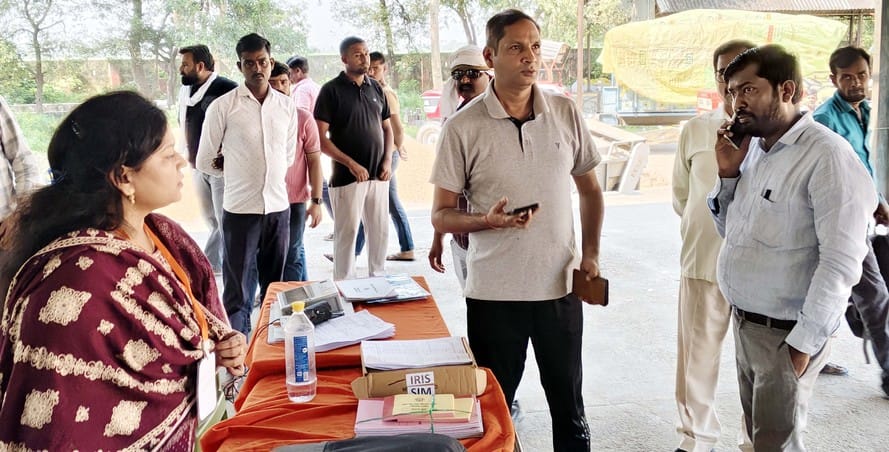 पुवायां मंडी में आरएफसी केंद्रों के आगे लगा धान का अंबार। संवाद पुवायां मंडी में आरएफसी केंद्रों के आगे लगा धान का अंबार। संवाद