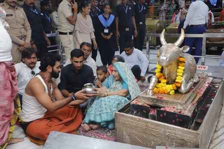 PM मोदी की पत्नी जशोदा बेन पहुंची महाकालेश्वर मंदिर