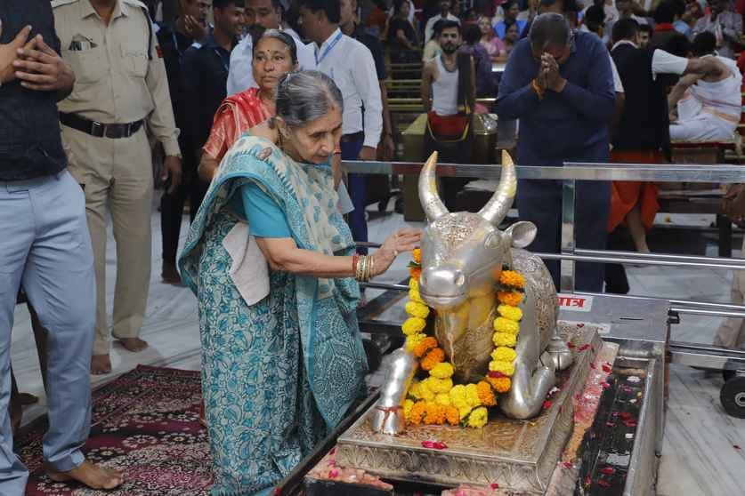 PM मोदी की पत्नी जशोदा बेन पहुंची महाकालेश्वर मंदिर
