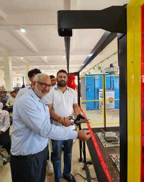 राजकीय औद्योगिक प्रशिक्षण संस्थान में संबोधित करते ब्लॉक प्रमुख स्रोत संवाद
