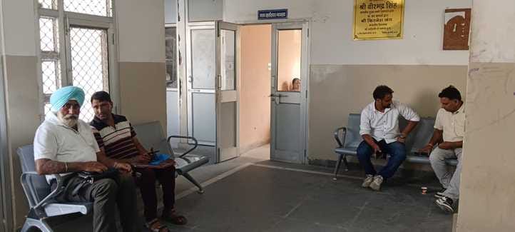 राजस्व अधिकारियों की पेन डाउन हड़ताल के चलते ददाहू तहसील कार्यालय परिसर में पसरा सन्नाटा। संवाद राजस्व अधिकारियों की पेन डाउन हड़ताल के चलते ददाहू तहसील कार्यालय परिसर में पसरा सन्नाटा। संवाद