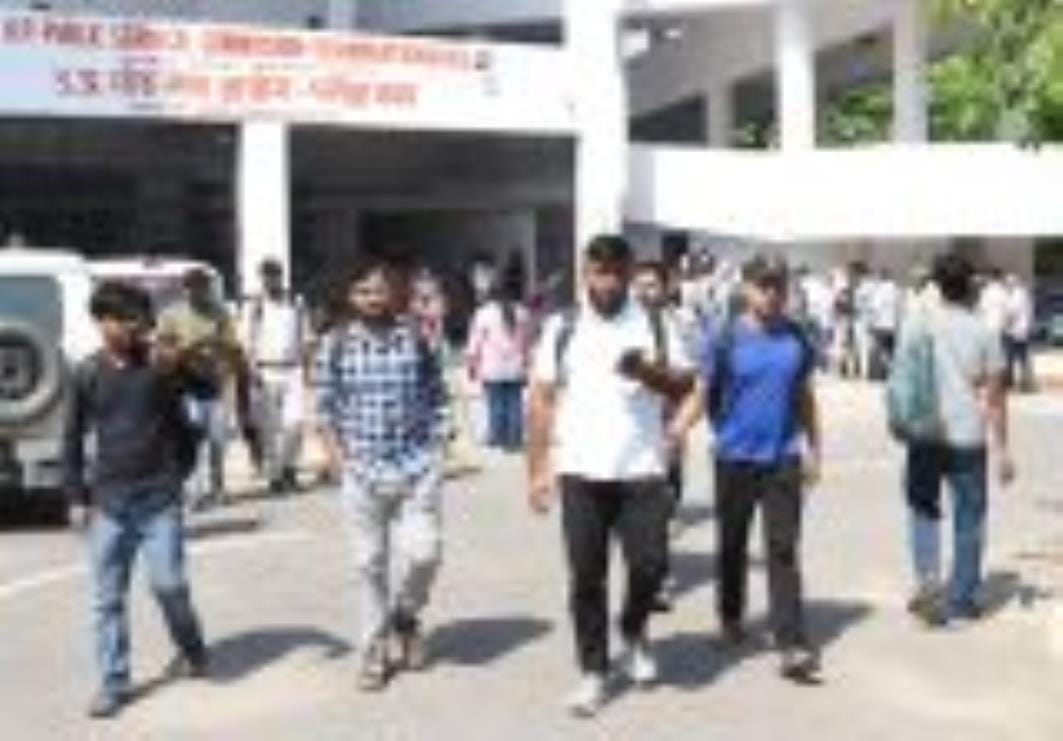 राजधानी के 59 केंद्रों पर रविवार को उत्तर प्रदेश लोक सेवा आयोग की प्रारंभिक परीक्षा दो पालियों राजधानी के 59 केंद्रों पर रविवार को उत्तर प्रदेश लोक सेवा आयोग की प्रारंभिक परीक्षा दो पालियों