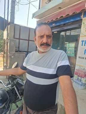शहर से दो किलोमीटर दूर बेलीचराना जानरे वाली सड़क। जो समय पर न बन पाने से पूरी तरह उखड़ चुकी है।