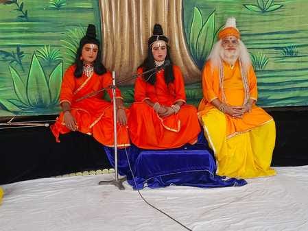 तिलहर के पोटरगंज में आयोजित रामलीला में प्रसंग का मंचन करते कलाकार। संवाद तिलहर के पोटरगंज में आयोजित रामलीला में प्रसंग का मंचन करते कलाकार। संवाद