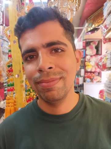 दुकानों के बाहर लगी झालरें। संवाद दुकानों के बाहर लगी झालरें। संवाद