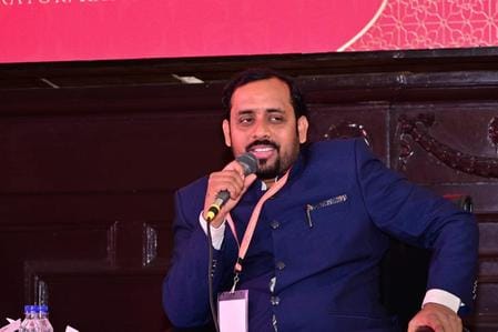 वरिष्ठ रणकर्मी डॉ. अनिल रस्तोगी और कवि पंकज प्रसून। स्वयं वरिष्ठ रणकर्मी डॉ. अनिल रस्तोगी और कवि पंकज प्रसून। स्वयं