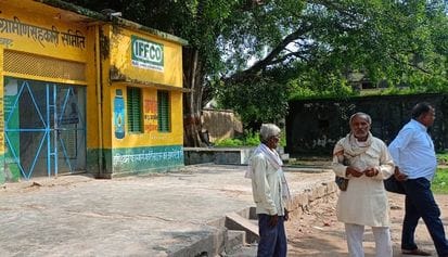 12 सीकेटीपी-10- परिचय- खाद के इंतजार में इफ्को की गोदाम के पास खड़े किसान। संवाद 12 सीकेटीपी-10- परिचय- खाद के इंतजार में इफ्को की गोदाम के पास खड़े किसान। संवाद