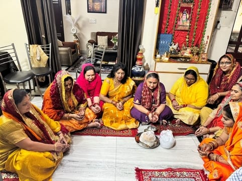 42 गोकर्ण तालाब स्थित बाबा लक्ष्मण पुरी डेरा परिसर में अहोई अष्टमी त्योहार के अवसर पर प्रसाद