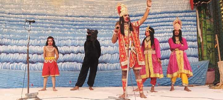बंडा में आयोजित श्री रामलीला मेले में मंचन करते कलाकार। संवाद