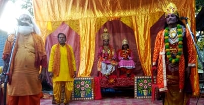 बंडा में आयोजित श्री रामलीला मेले में मंचन करते कलाकार। संवाद