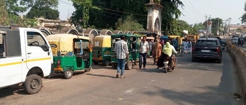 बरेली मोड़ पर ई-बस स्टॉप के सामने अवैध स्टैंड पर खड़े ऑटो और ई-रिक्शा। संवाद बरेली मोड़ पर ई-बस स्टॉप के सामने अवैध स्टैंड पर खड़े ऑटो और ई-रिक्शा। संवाद