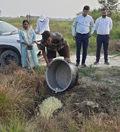 चिरैयाकोट में मिठाई की दुकान पर मिले खराब रसगुल्ला को नष्ट कराती खाद्य विभाग की टीम।संवाद चिरैयाकोट में मिठाई की दुकान पर मिले खराब रसगुल्ला को नष्ट कराती खाद्य विभाग की टीम।संवाद