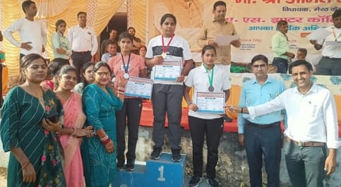 ए एस इंटर कालेज में तीन दिवसीय जनपदीय एथलेटिक्स क्रीडा प्रतियोगिता में लंबी कूद में भाग लेती छा