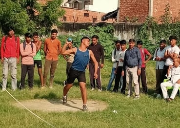 ए एस इंटर कालेज में तीन दिवसीय जनपदीय एथलेटिक्स क्रीडा प्रतियोगिता में लंबी कूद में भाग लेती छा
